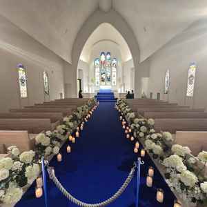 白を基調に青のバージンロードというとても綺麗な式場でした。