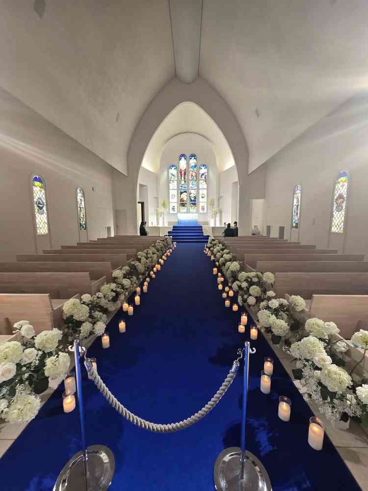 白を基調に青のバージンロードというとても綺麗な式場でした。
