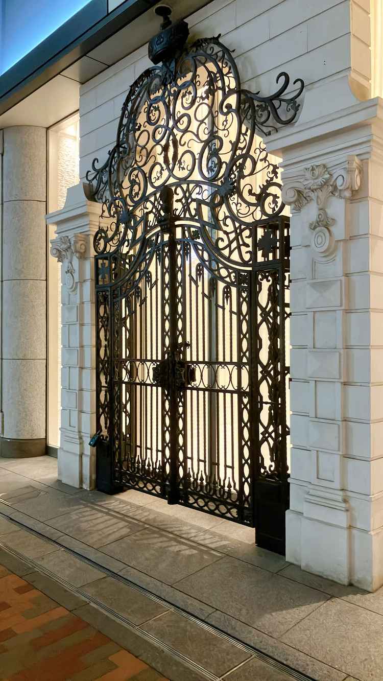 披露宴会場に続く大きな門構えの入り口で、外からの写真も中からの写真も撮るのに映える場所