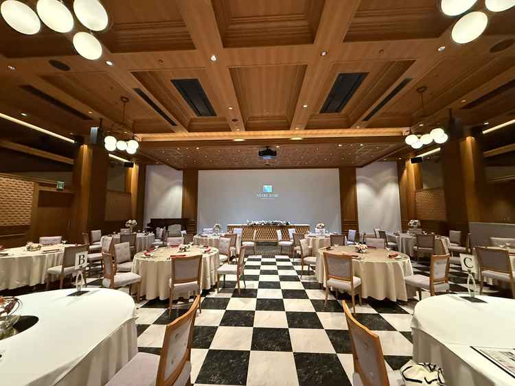 披露宴会場の正面には特大スクリーンもあり、参列者全員が見やすい設計になっている。