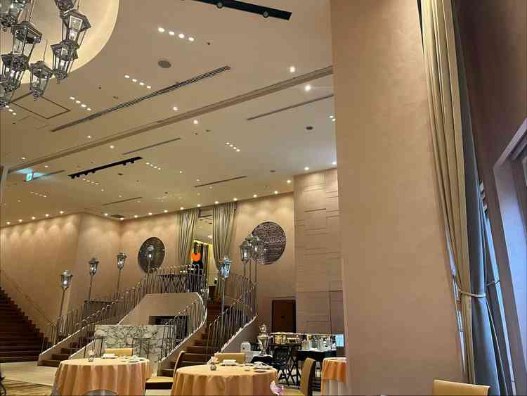 ブラウンでシックな階段があり、落ち着いた雰囲気です。