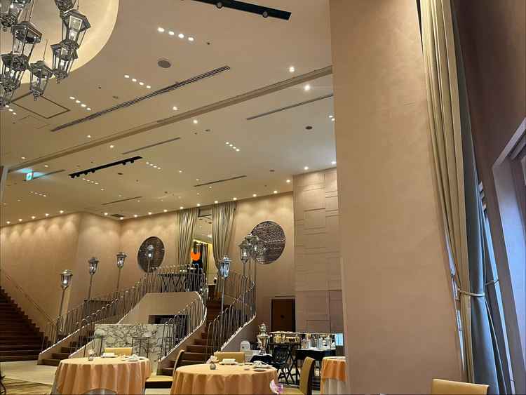 ブラウンでシックな階段があり、落ち着いた雰囲気です。