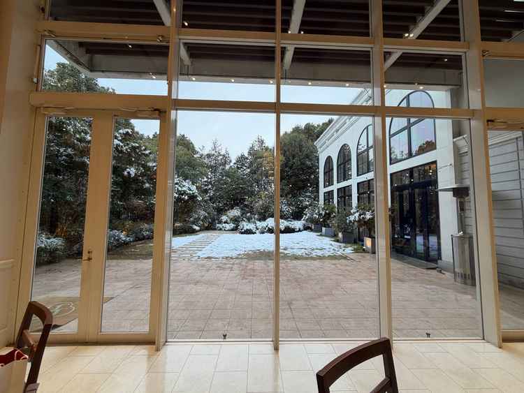 披露宴開場、チャペルと繋がっているガーデン。全て本物の芝と木があり、とても理想的なガーデンでした。