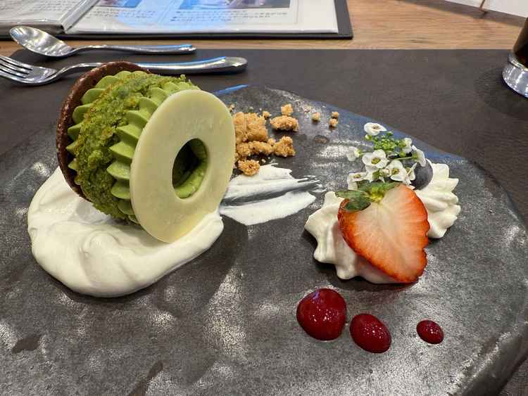 おすすめのスイーツ。抹茶の甘さがちょうど良くこれはぜひ入れたいと思った。