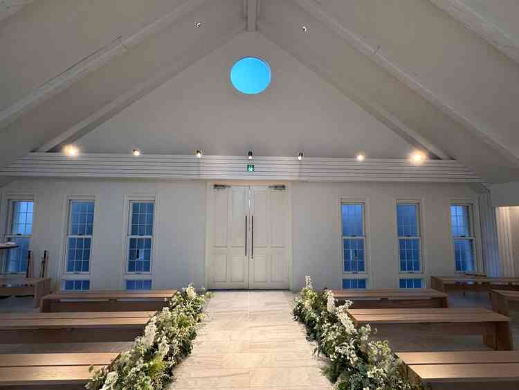 チャペル内の白ベースにナチュラルな木目調が可愛かった