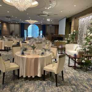 1番人気の披露宴会場。シンプルさもありつつ、シャンデリアがゴージャスで、万人受けする雰囲気。