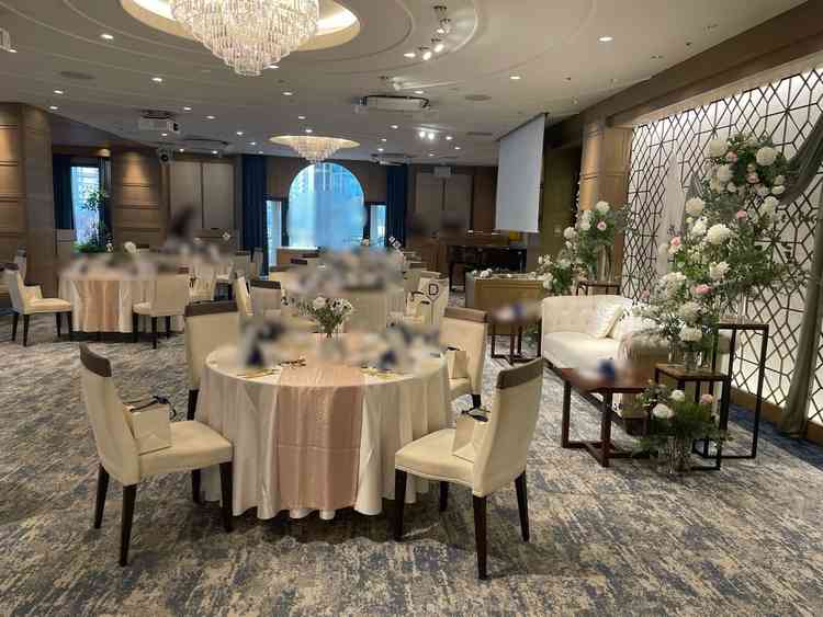 1番人気の披露宴会場。シンプルさもありつつ、シャンデリアがゴージャスで、万人受けする雰囲気。