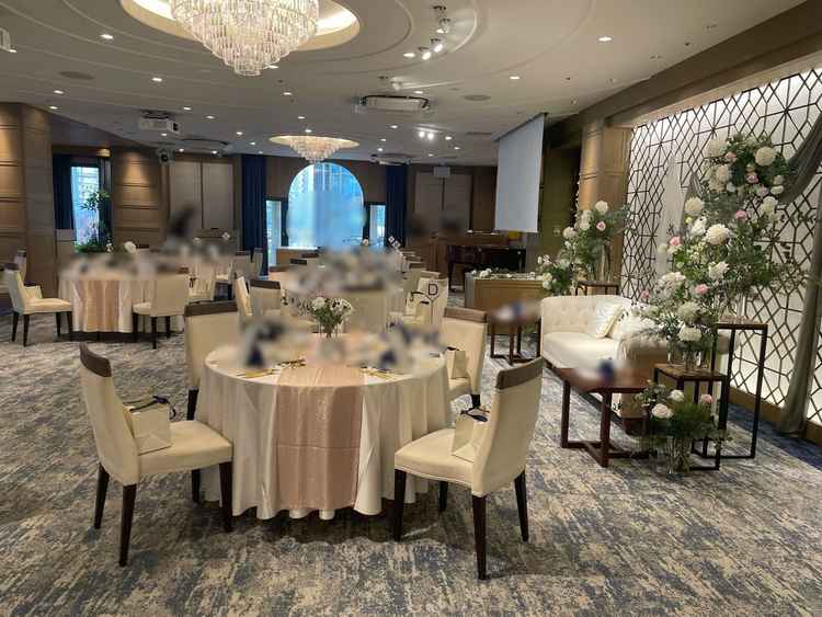 1番人気の披露宴会場。シンプルさもありつつ、シャンデリアがゴージャスで、万人受けする雰囲気。