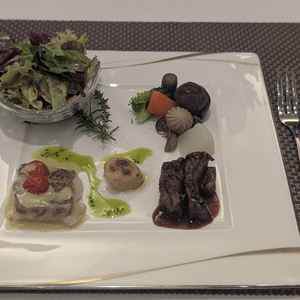 試食は魚、ホタテ、牛肉と豪華で見た目も美しくかった。特に牛肉はとても柔らかくて美味しかった。