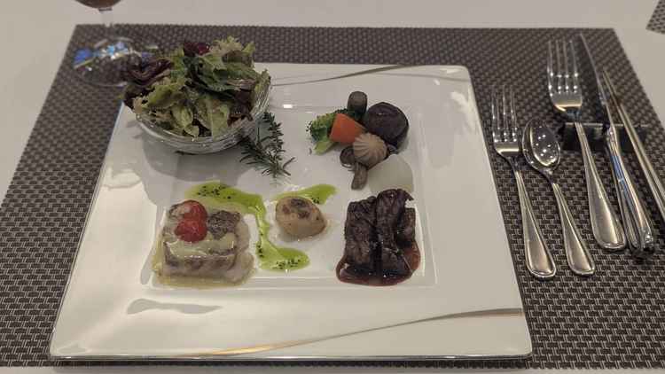 試食は魚、ホタテ、牛肉と豪華で見た目も美しくかった。特に牛肉はとても柔らかくて美味しかった。