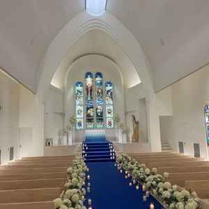 チャペルです。白基調の中に青の絨毯がとても映える設計でした。また、天井に映像の投影も可能です。