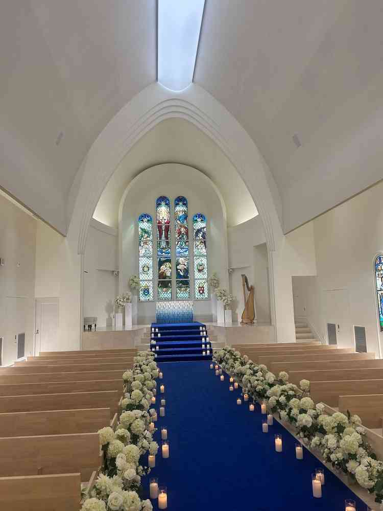 チャペルです。白基調の中に青の絨毯がとても映える設計でした。また、天井に映像の投影も可能です。