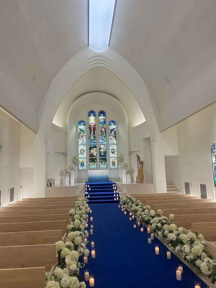 チャペルです。白基調の中に青の絨毯がとても映える設計でした。また、天井に映像の投影も可能です。