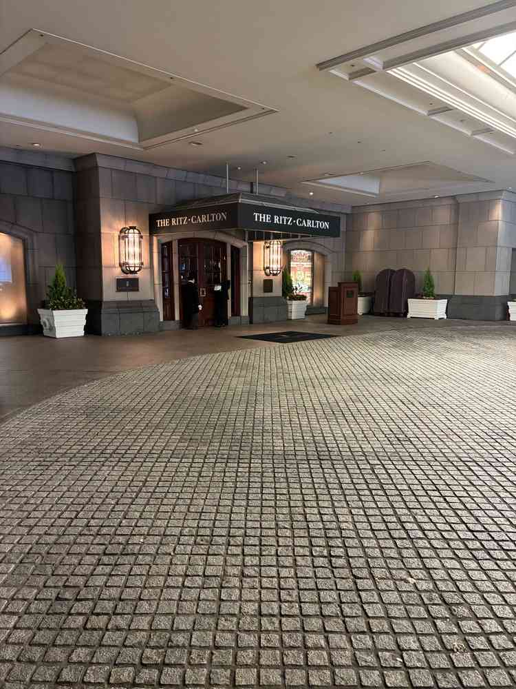 ホテルらしい重厚感のあるエントランスで、高級感と特別感があり非日常を感じられる空間でした。