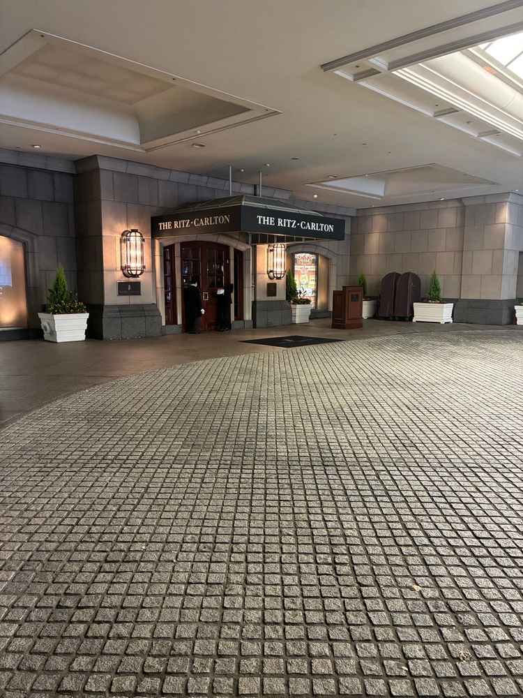 ホテルらしい重厚感のあるエントランスで、高級感と特別感があり非日常を感じられる空間でした。