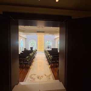 挙式場の入口部分。会場の大きさは控えめなため注目を集めやすいと思いました。