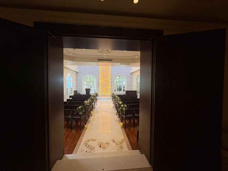 挙式場の入口部分。会場の大きさは控えめなため注目を集めやすいと思いました。