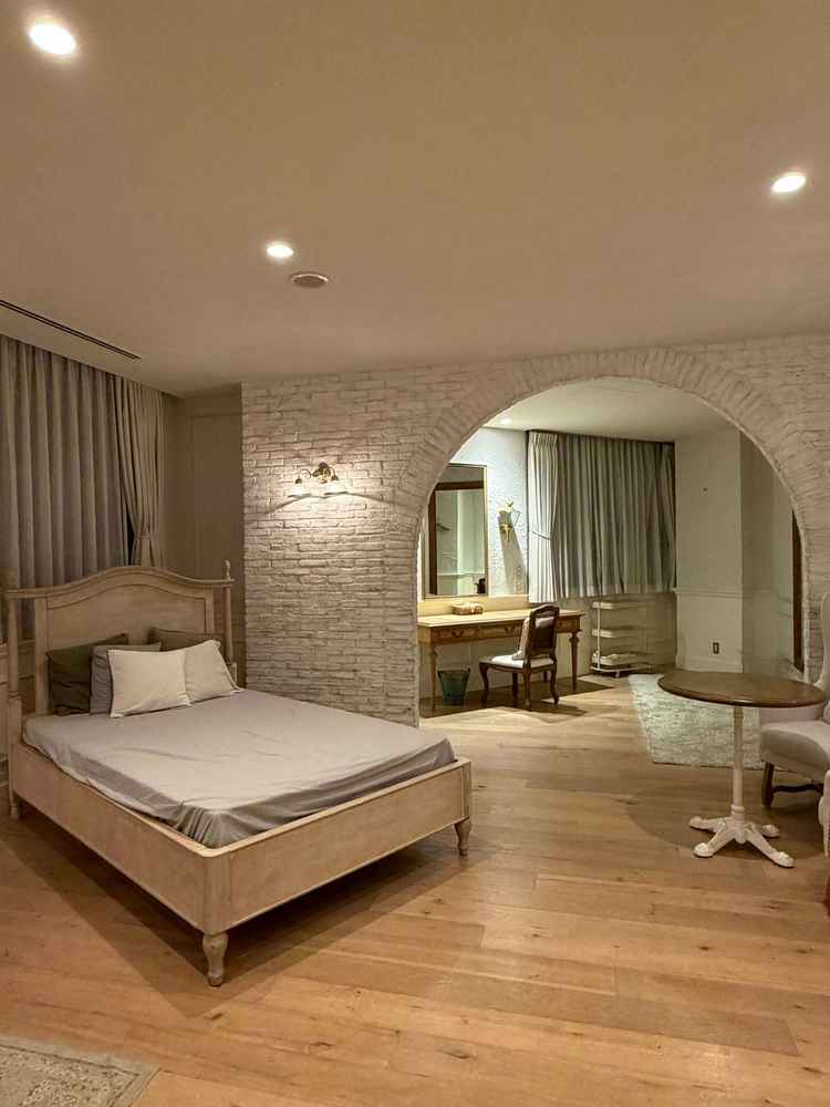 新郎新婦控室。とても広々としていて、記念の写真撮影もできるとのことでした。