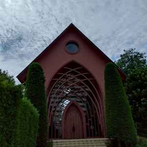 舞浜にあるとは思えない緑をたくさん感じられる素敵なチャペル