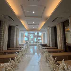 【挙式会場】白を基調としていて、明るさもマル。雰囲気も良かった。