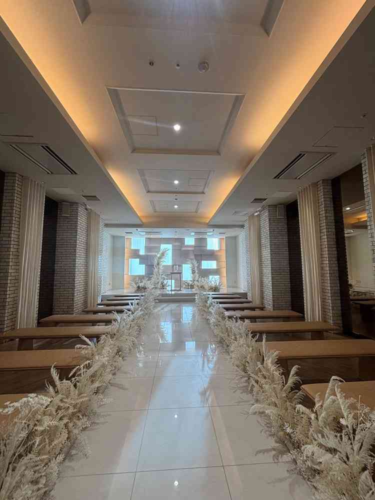 【挙式会場】白を基調としていて、明るさもマル。雰囲気も良かった。