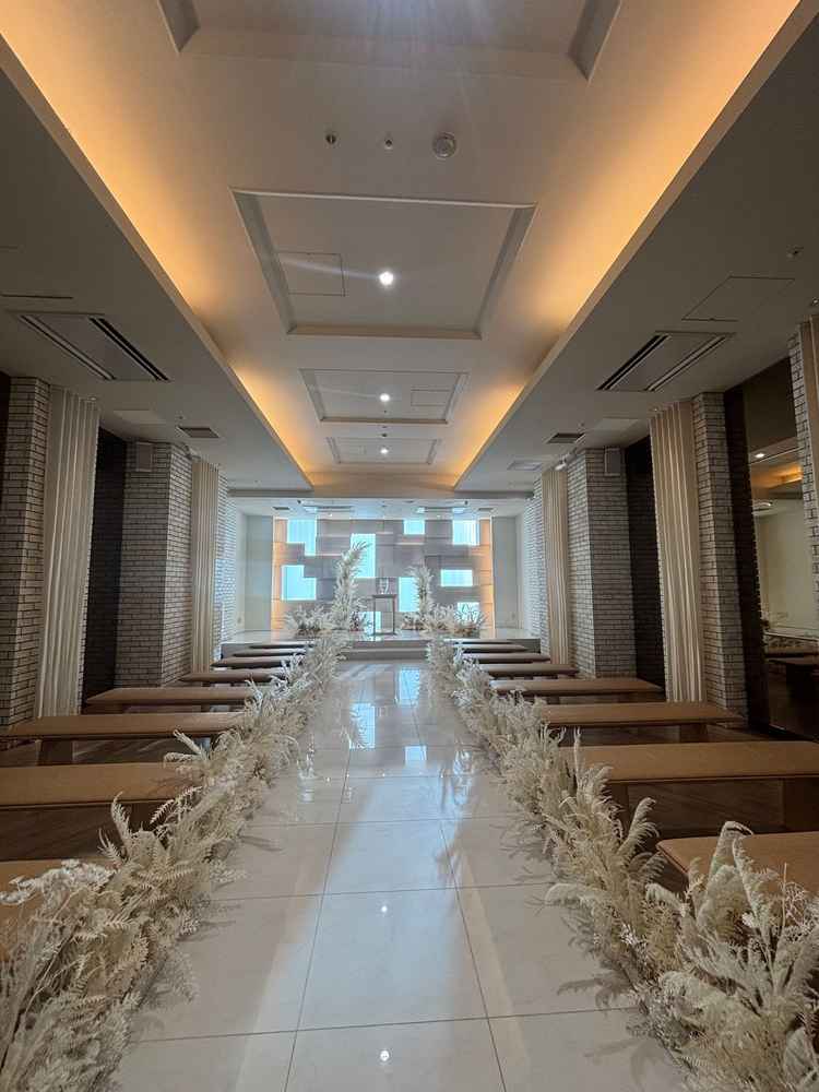 【挙式会場】白を基調としていて、明るさもマル。雰囲気も良かった。