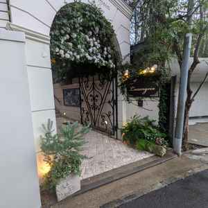 入り口はお花が飾っていて小さくはありますがおしゃれで素敵です。