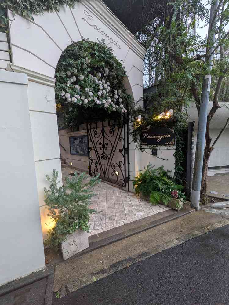 入り口はお花が飾っていて小さくはありますがおしゃれで素敵です。