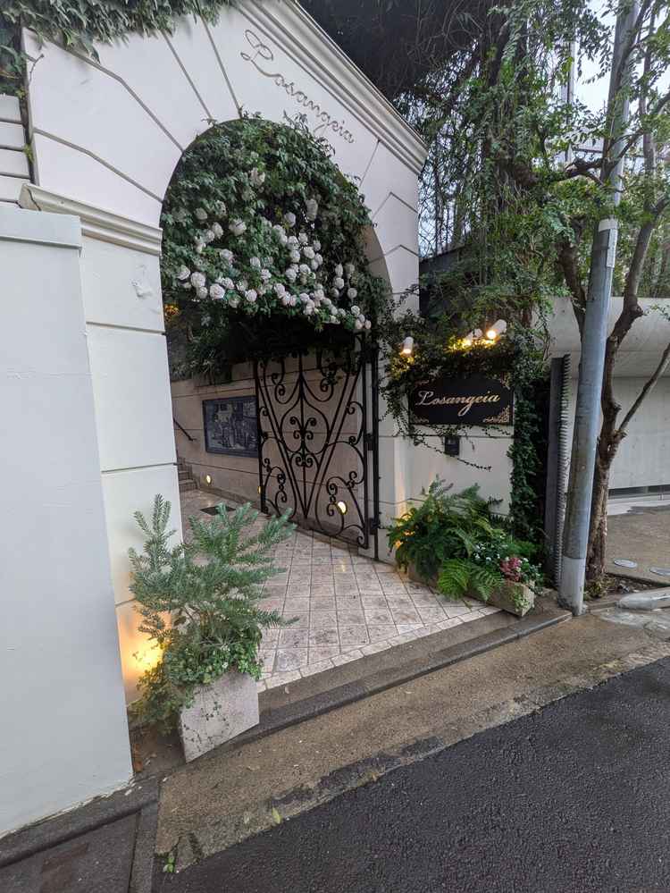 入り口はお花が飾っていて小さくはありますがおしゃれで素敵です。