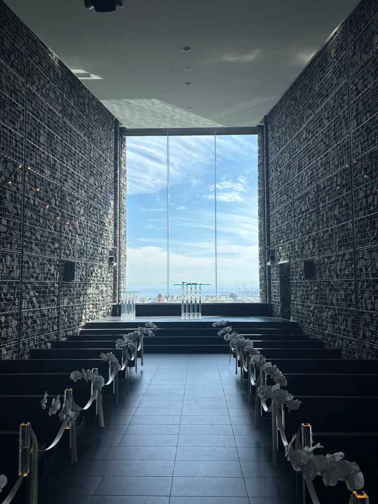 チャペル。雰囲気があり、ドレスが映えるようにつくられていてすごいと思いました。