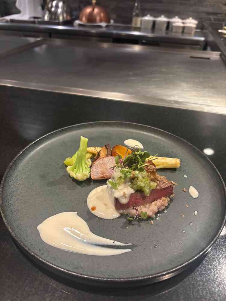 コース料理を振舞っていただきました。3会場見学行きましたが、1番美味しかったです！