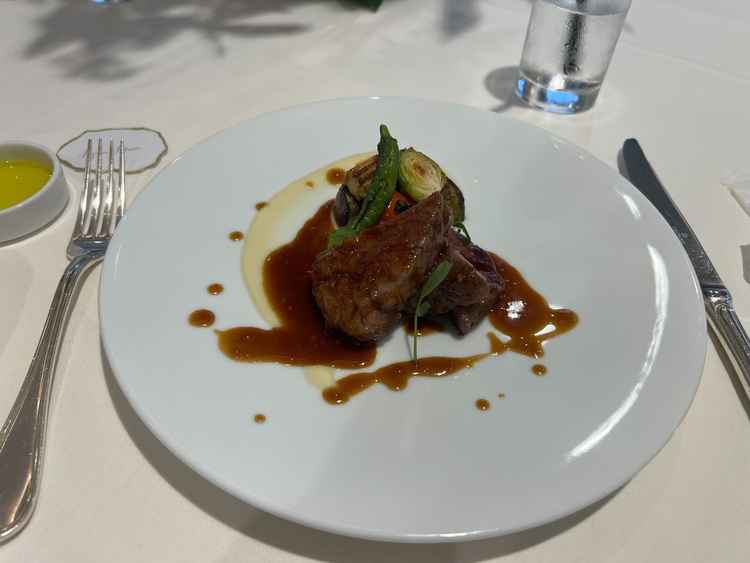 牛のステーキです。脂たっぷりでとろけました。