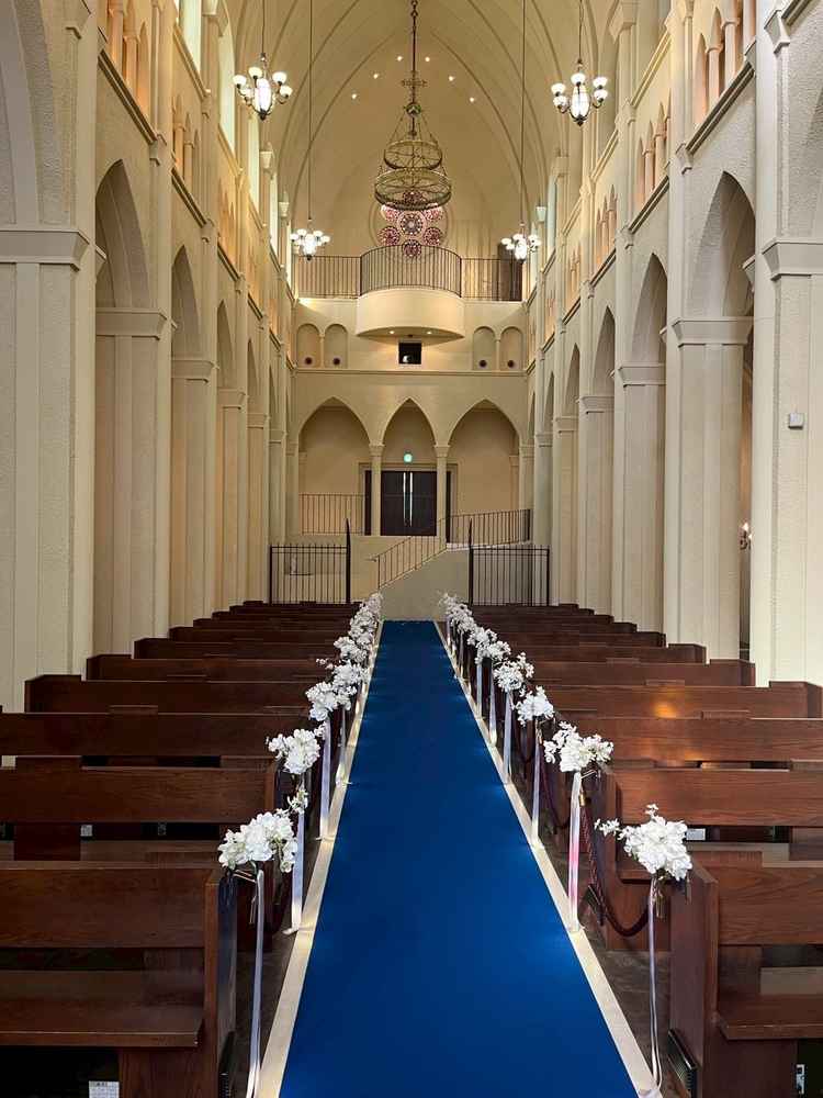 大聖堂の入場口。青のバージンロード。