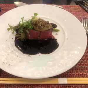 牛フィレ肉の上にフォアグラがのったものを頂きました。野菜も美味しく満足感がありました。