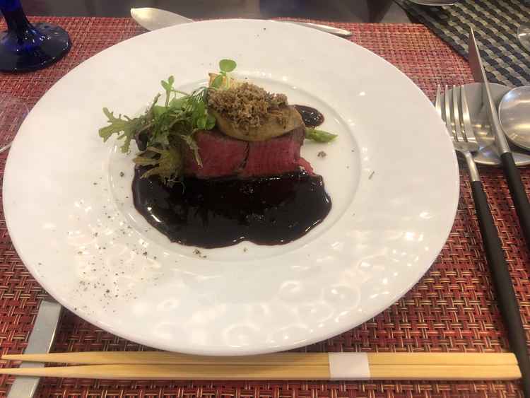 牛フィレ肉の上にフォアグラがのったものを頂きました。野菜も美味しく満足感がありました。