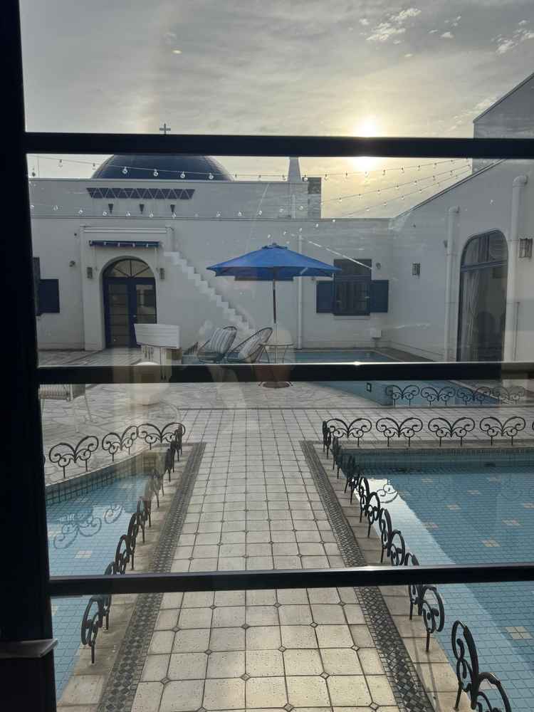 パーティー会場から、プールが見えます。夕方だったこともあり、気持ちのいい風が入ってきます。