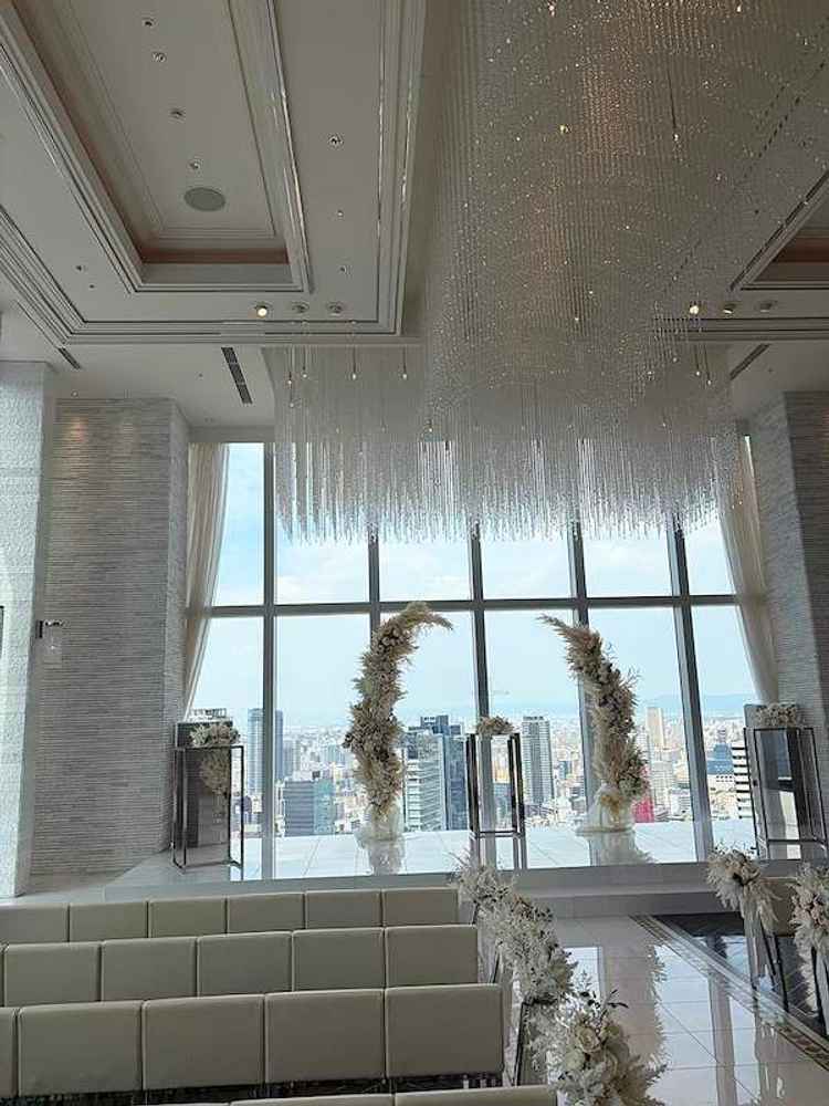 挙式会場の写真。窓から見える景色がとても綺麗でした。