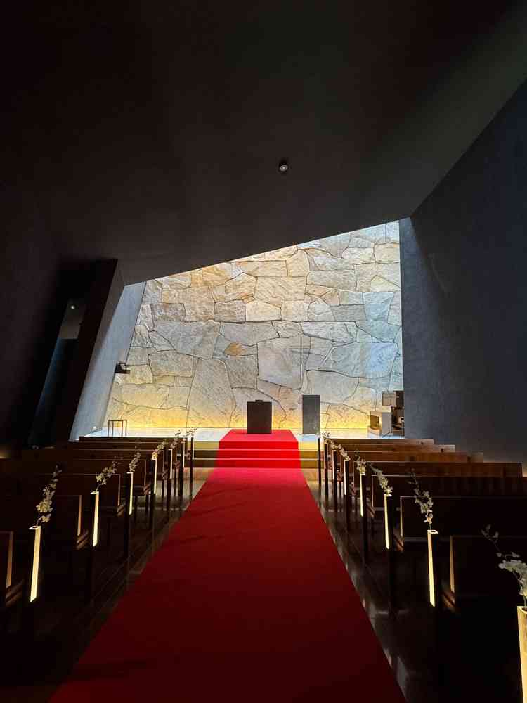 期待以上に素敵なチャペルでした。石壁の由来や、入り口での演出など、知るほどに魅力を感じました。