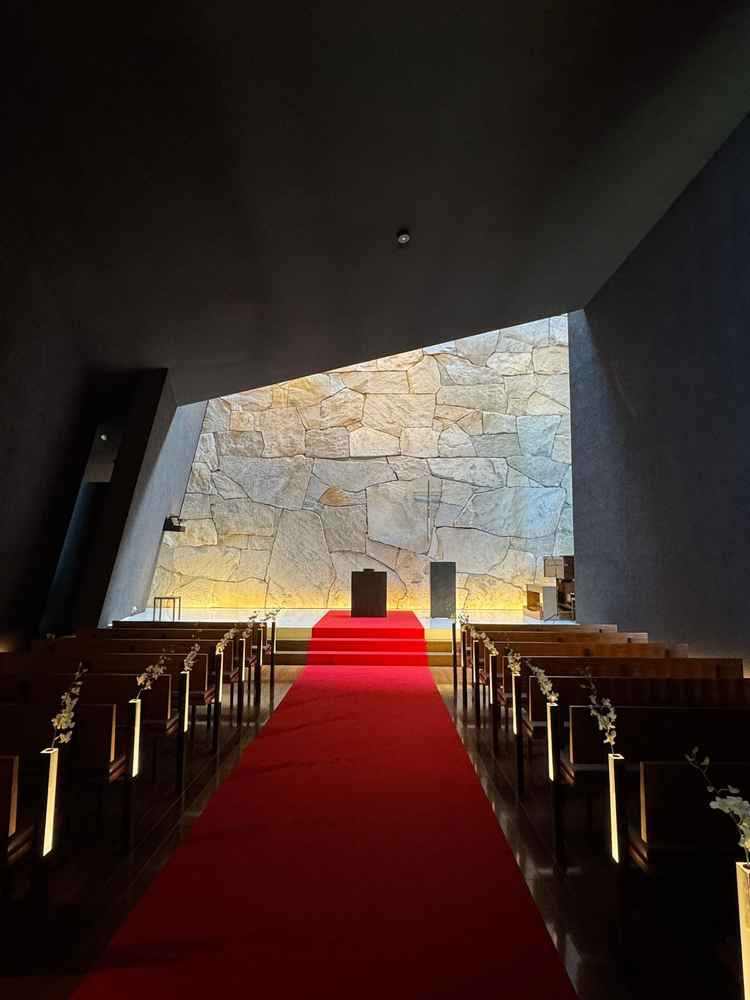 期待以上に素敵なチャペルでした。石壁の由来や、入り口での演出など、知るほどに魅力を感じました。