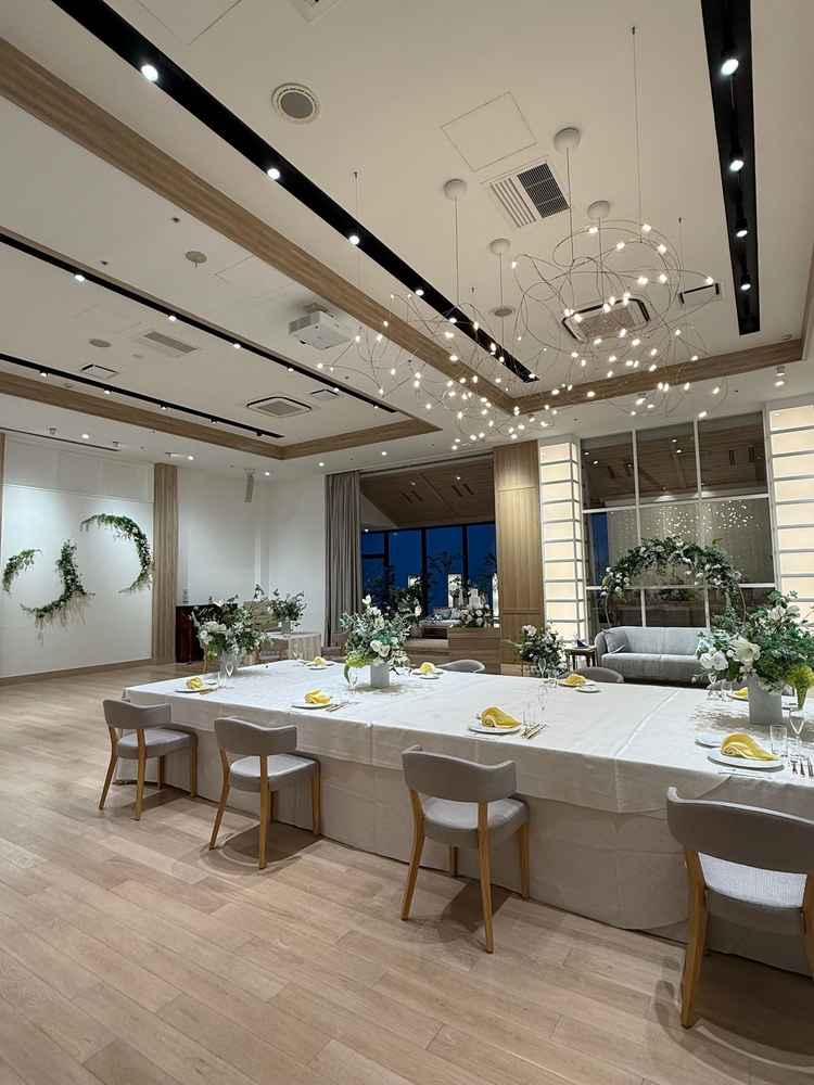 披露宴会場。MAX120名で広い！壁のグリーンの装飾は備え付けのようで、何もしなくても様になる！