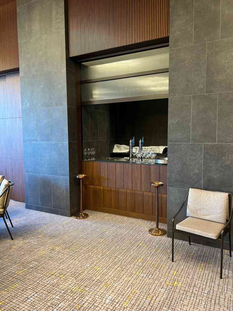 披露宴会場のカウンターキッチン。出来上がった料理がすぐに提供されるのかとても魅力的でした。