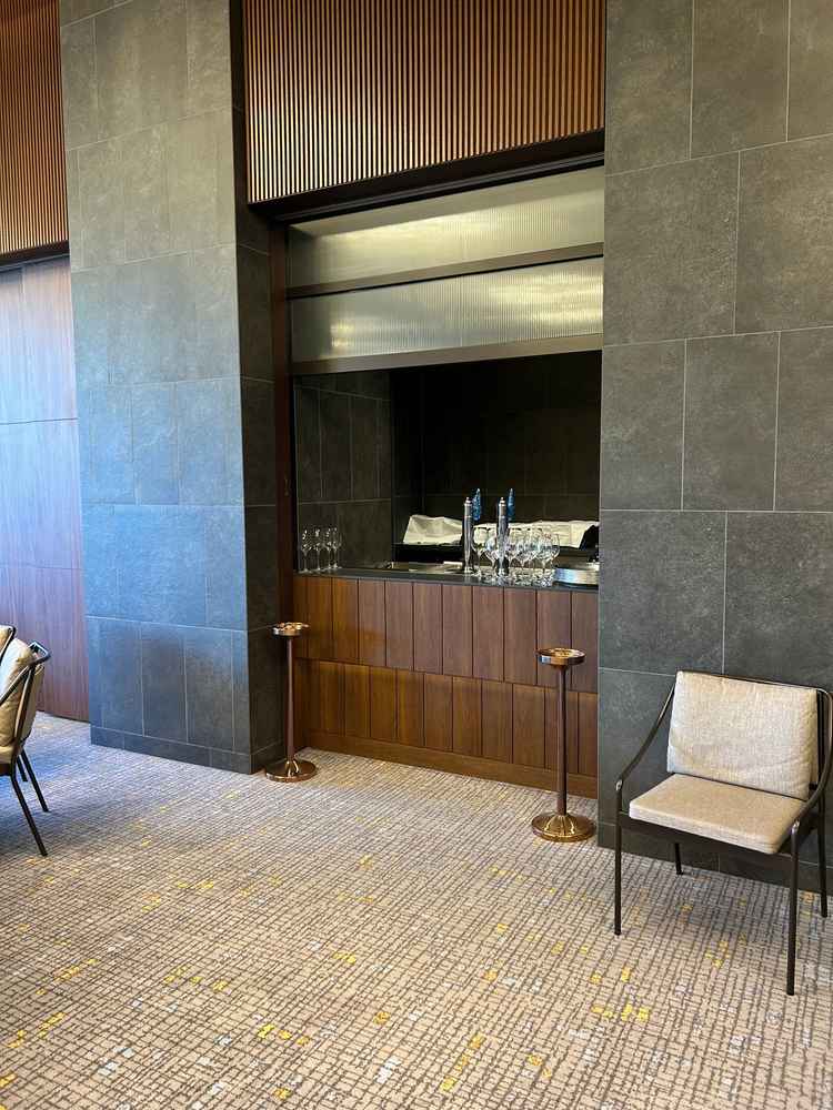 披露宴会場のカウンターキッチン。出来上がった料理がすぐに提供されるのかとても魅力的でした。