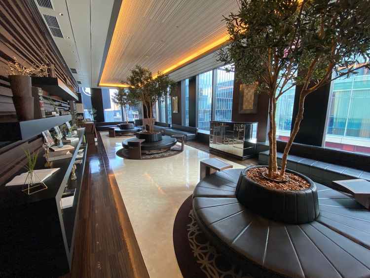 受付会です。受付会では、銀座の眺望を感じられモダンでおしゃれな雰囲気を感じることができます。