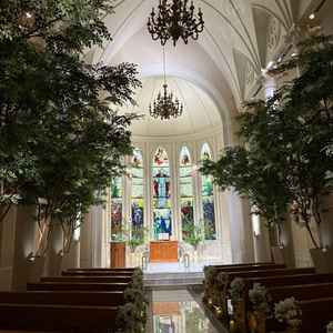 ステンドグラスが荘厳な雰囲気でバージンロードも長くて素晴らしかったです。