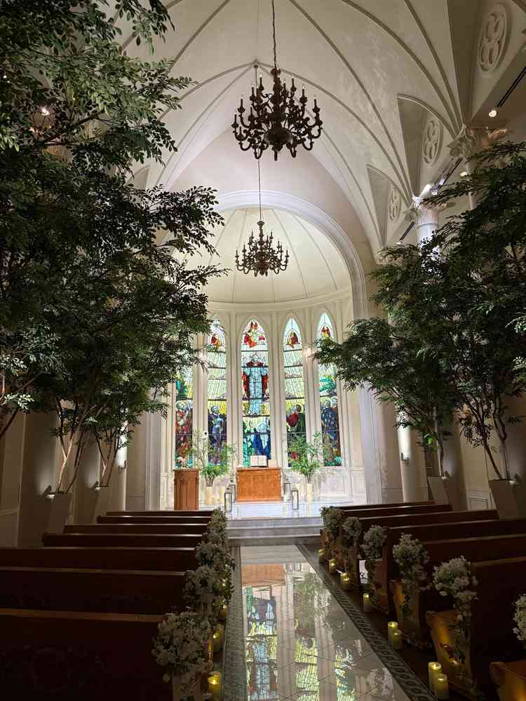 ステンドグラスが荘厳な雰囲気でバージンロードも長くて素晴らしかったです。