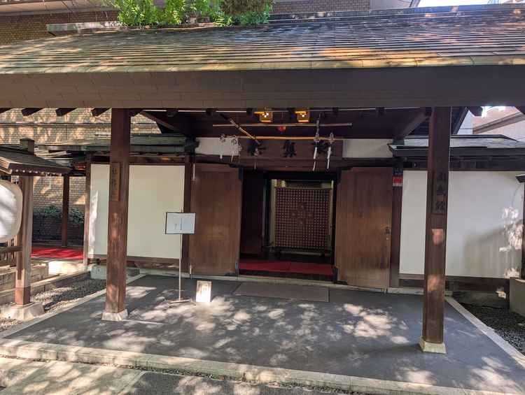乃木會館から乃木神社に移動する際の門