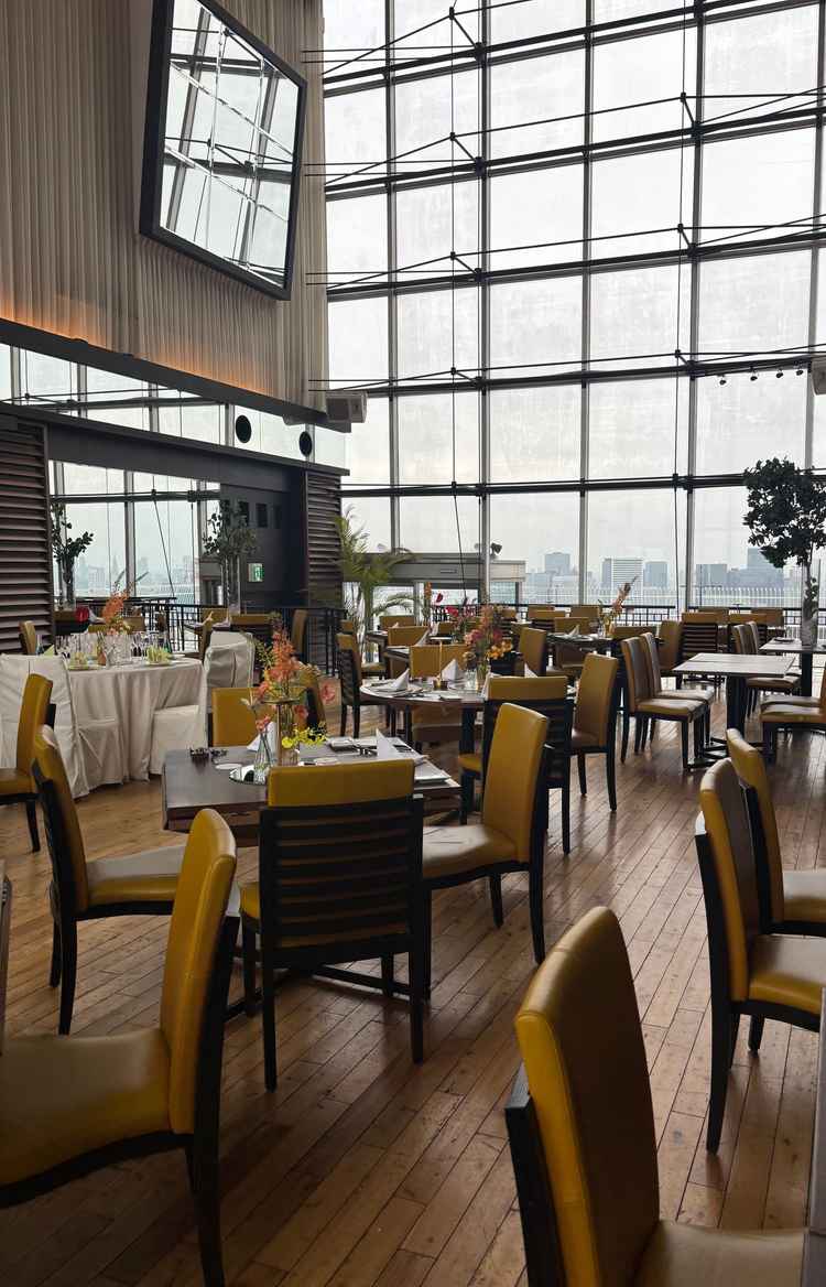 披露宴会場ですが、天井が高くてのびのびと感じるところが良かったのとレストランにしては広さが感じられた