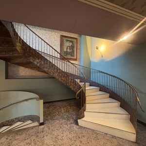 螺旋階段を下って会場から見た時の状態です。綺麗な階段です。