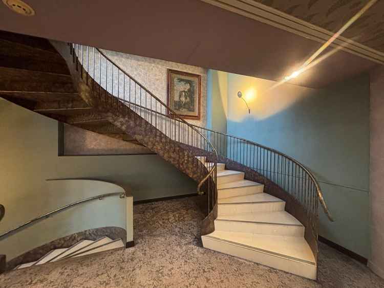 螺旋階段を下って会場から見た時の状態です。綺麗な階段です。