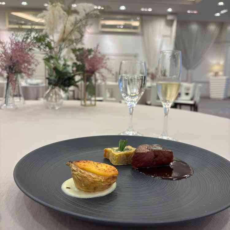 試食したメイン料理のお肉が柔らかくて美味しかったです。